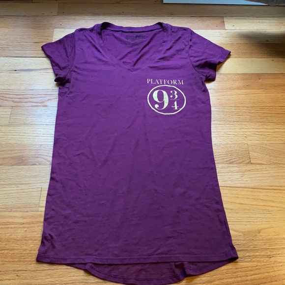Harry Potter tee shirt in size small maroon purple Hogwarts Platform‎ 9 3/4 - Picture 1 of 5